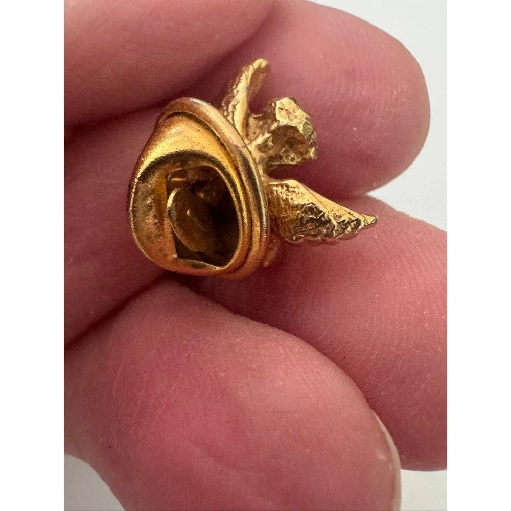 Vintage Gold Tone Cherub Angel Holding Heart Lapel Pin Brooch‎ Tie Tack Unisex